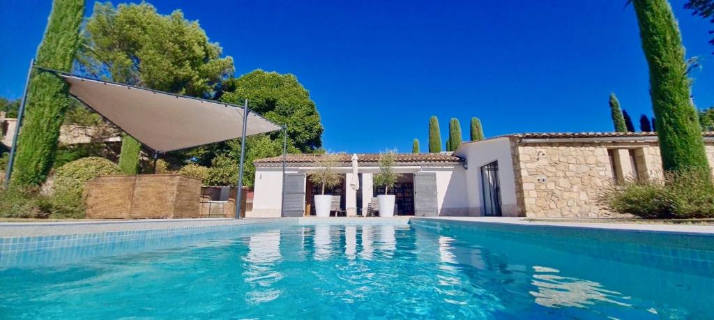 een zwembad voor een villa bij LASUITE Domaine Bertuli, heated Pool, Aircon in Oppède