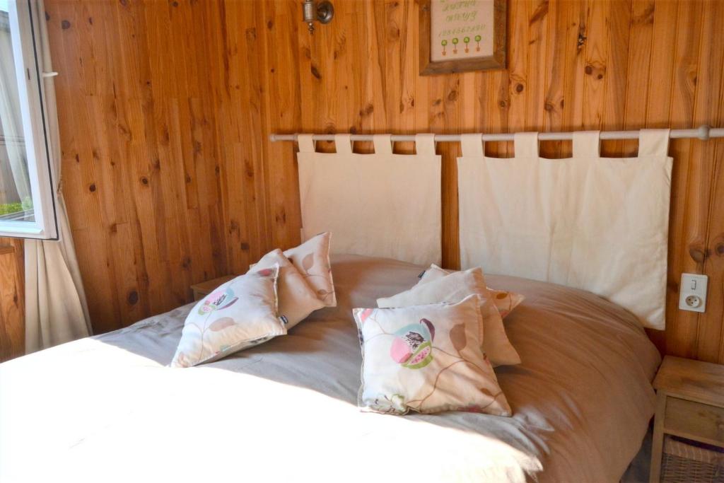 a bedroom with a bed with white sheets and pillows at Pavillon de 4 couchages, très calme, proche centre ville in Albi