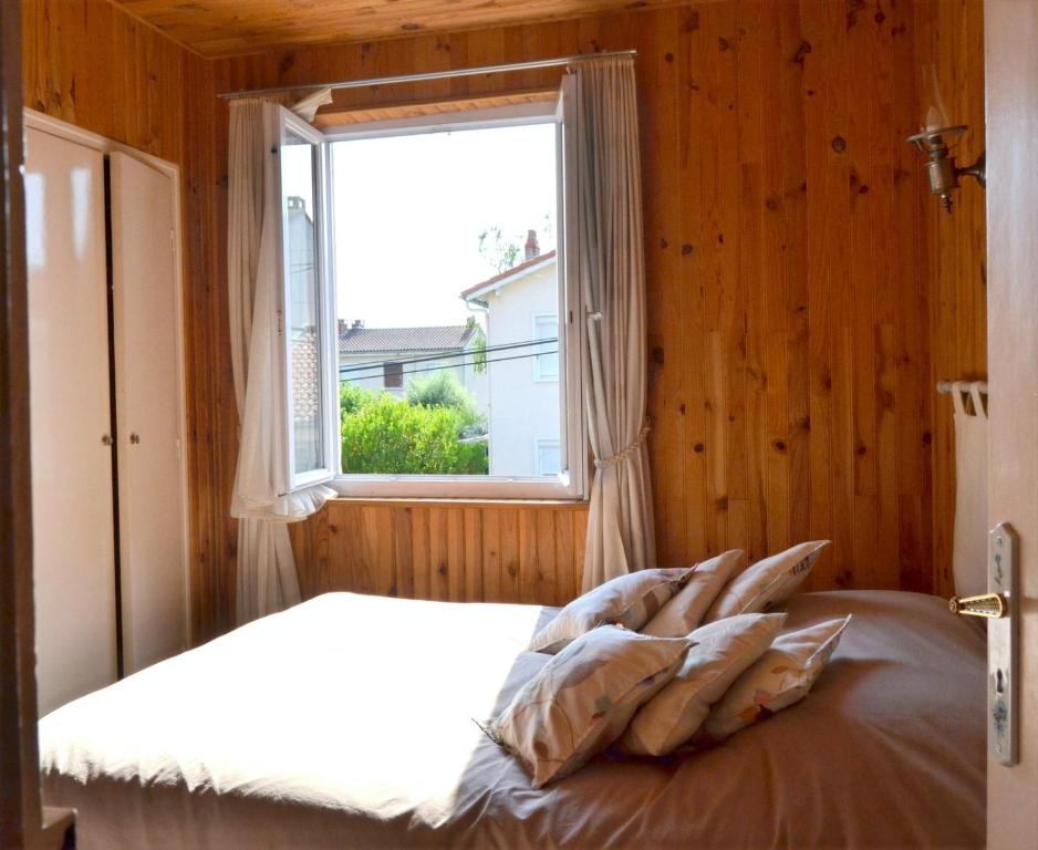 a bedroom with a bed and a window at Pavillon de 4 couchages, très calme, proche centre ville in Albi