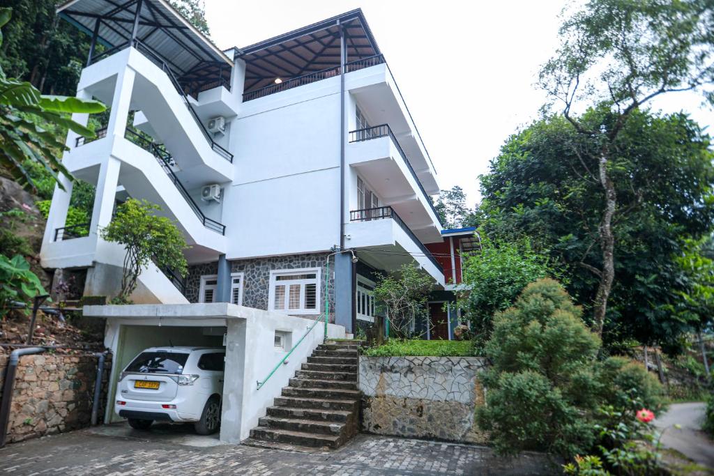 una casa con una macchina parcheggiata di fronte di Kandy Hub Guest House a Kandy