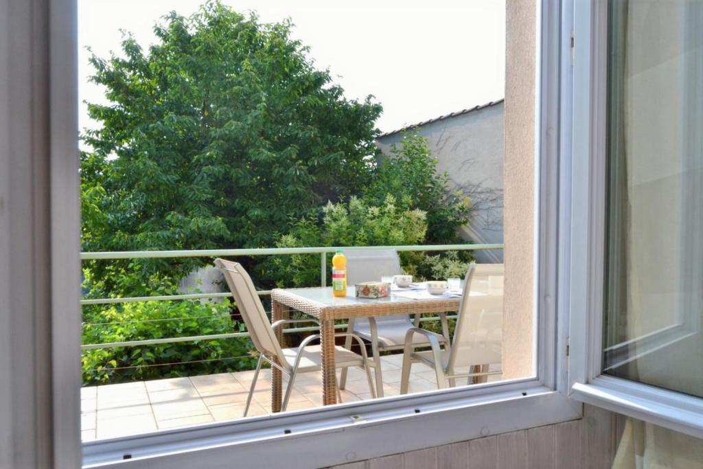 a patio with a table and chairs on a balcony at Pavillon de 4 couchages, très calme, proche centre ville in Albi