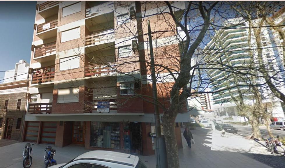 un edificio con un coche aparcado delante de él en Depto Barrio La Perla en Mar del Plata