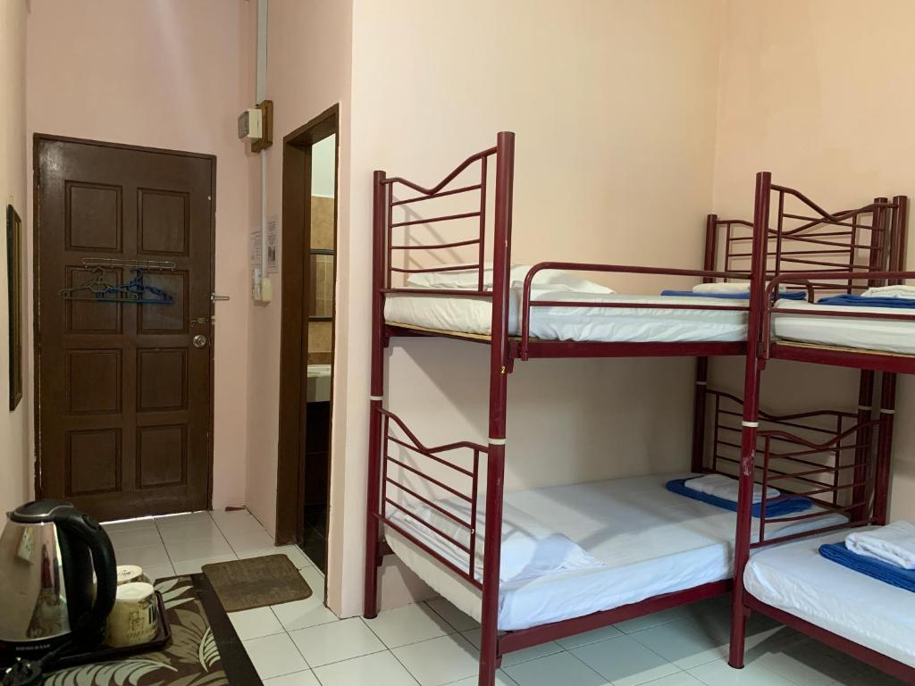 Palanda nebo palandy na pokoji v ubytování RTMS Guesthouse Semporna