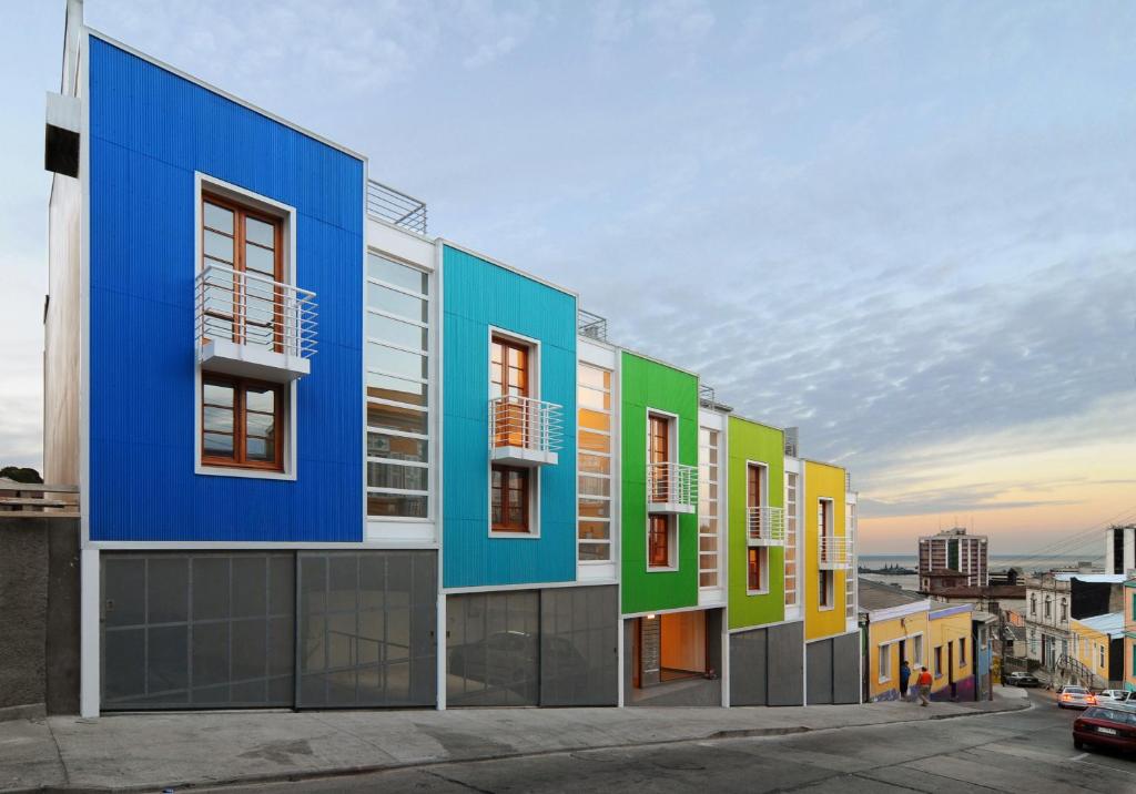 una fila de edificios coloridos en una calle en MatiloftYungay, en Valparaíso