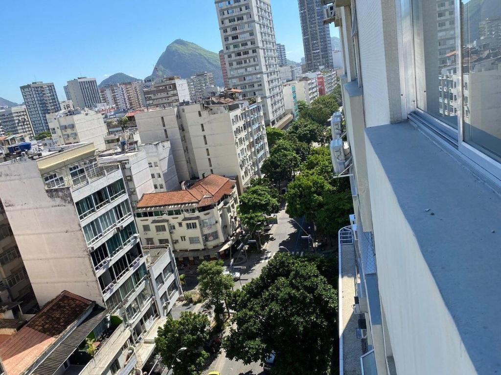 desde el balcón de un edificio con vistas a la ciudad en Duas suítes Leblon a duas quadras da praia, en Río de Janeiro