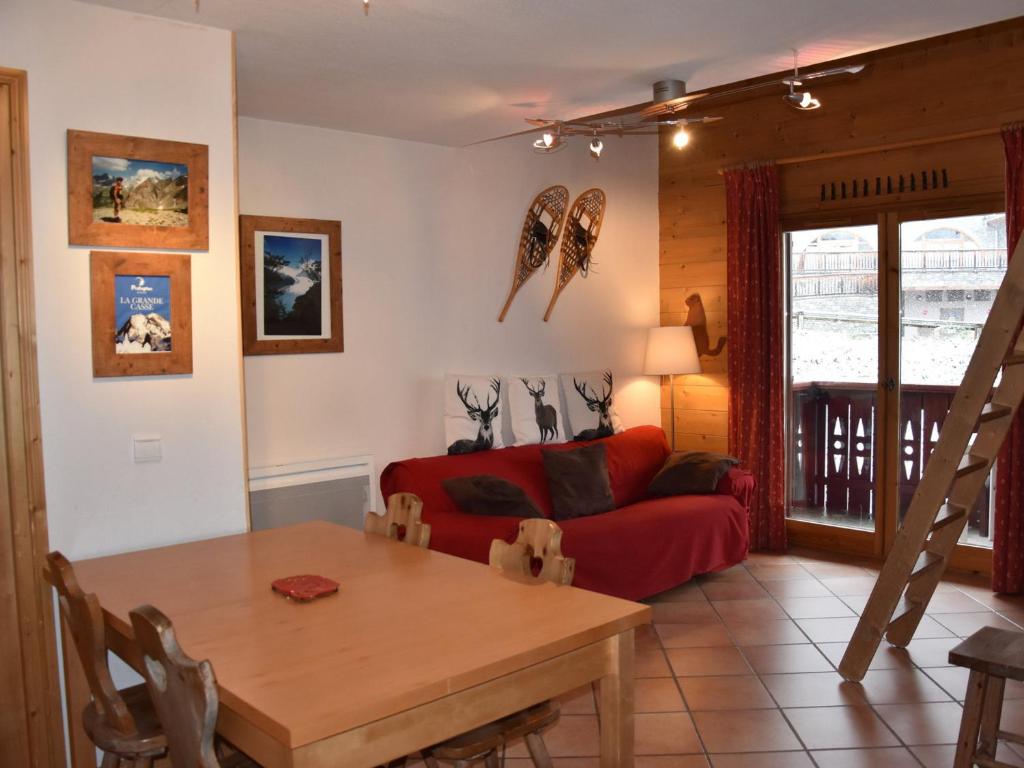 - un salon avec un canapé rouge et une table dans l'établissement Appartement Pralognan-la-Vanoise, 4 pièces, 6 personnes - FR-1-464-181, à Pralognan-la-Vanoise