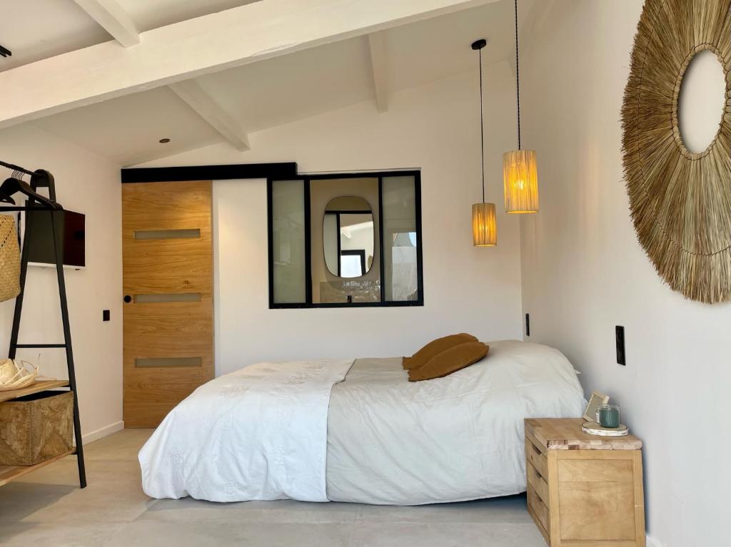 Postel nebo postele na pokoji v ubytování Grand studio rénové de style bohème chic, avec patio & au coeur du village