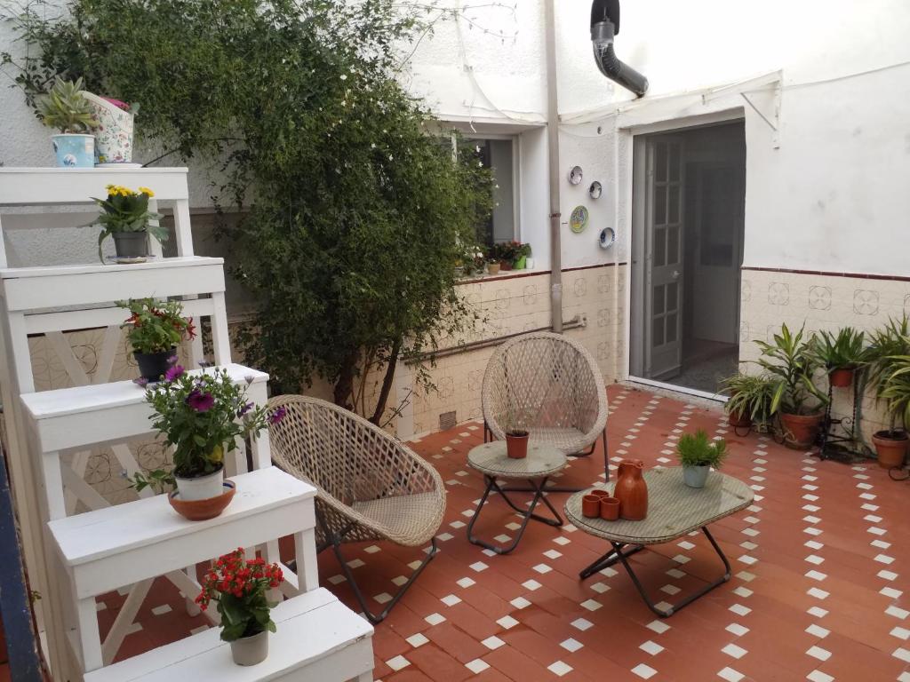 A balcony or terrace at La Casa Jazmín