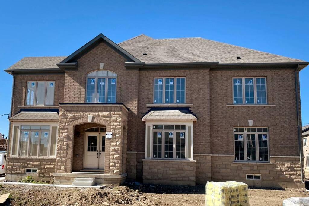 una gran casa de ladrillo con ventanas azules en 537 Veterans Dr Brampton ON L7A 5A6 en Brampton