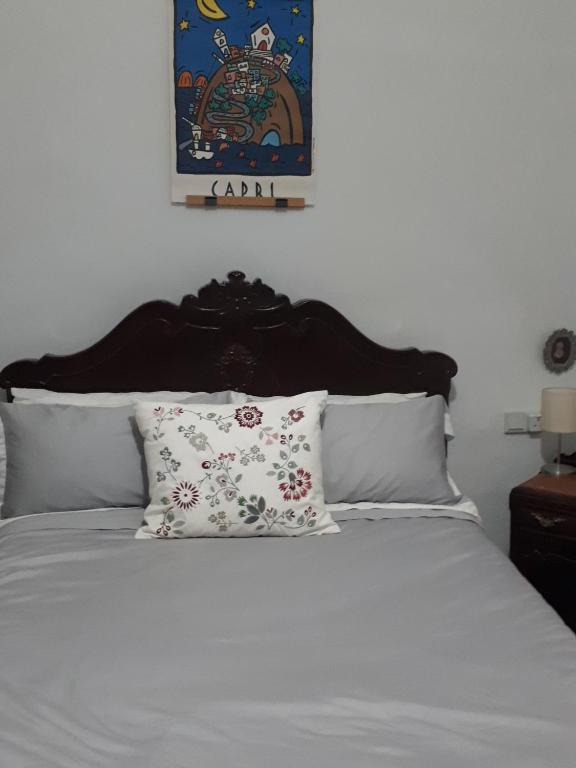 A bed or beds in a room at La Casa Jazmín