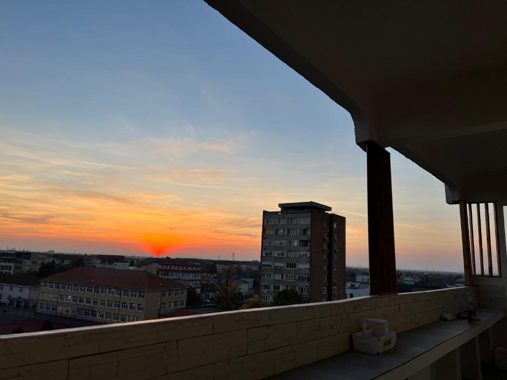 een uitzicht op de zonsondergang vanaf het balkon van een gebouw bij Oxana Apartments - 3 camere - Timisoara in Timişoara