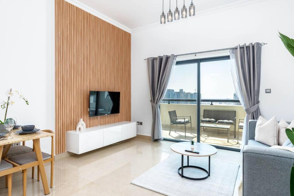 Marina – 4min walking from the metro