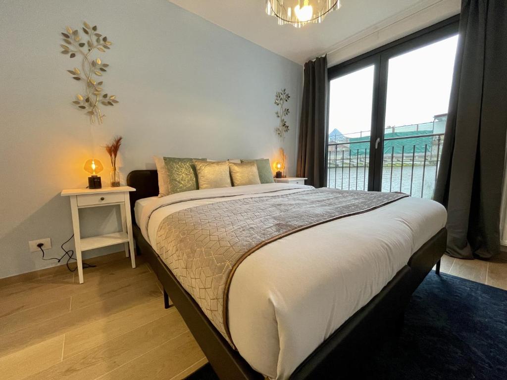 OneLuxStay near Fashion District - Resim 20