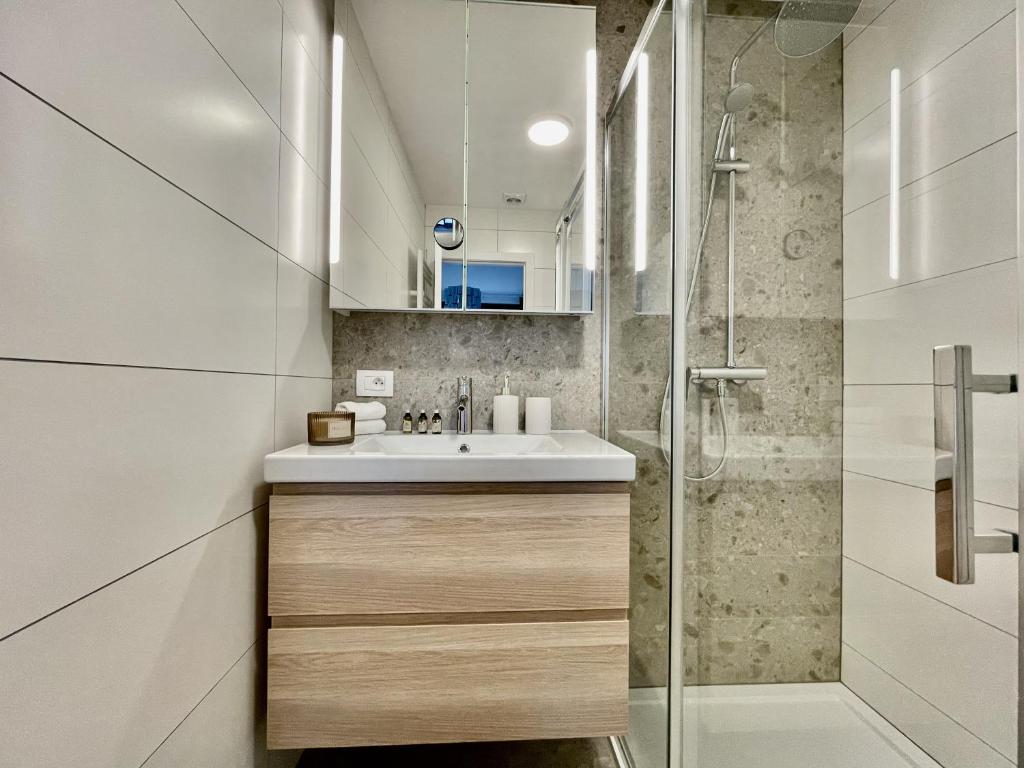 OneLuxStay near Fashion District - Resim 24