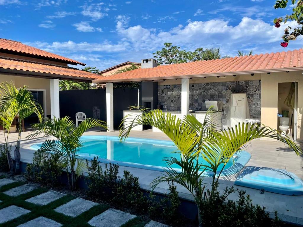 een zwembad voor een huis bij Casa individual com piscina e area gurmet in Santa Cruz Cabrália
