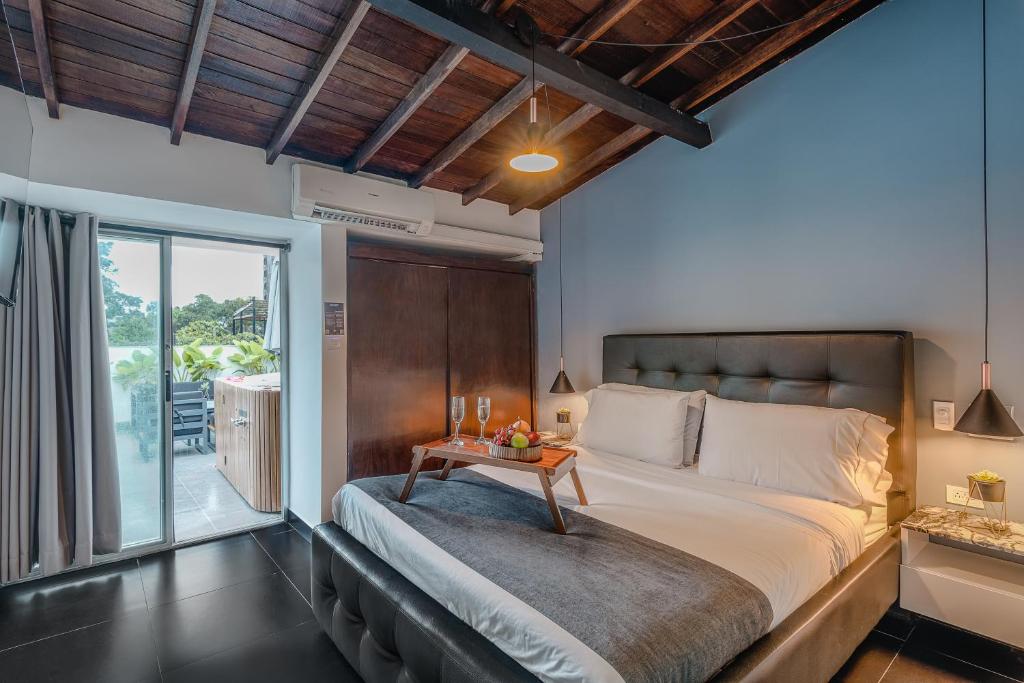 una camera da letto con un grande letto con un tavolo sopra di Viktory Boutique Hotel a Medellín