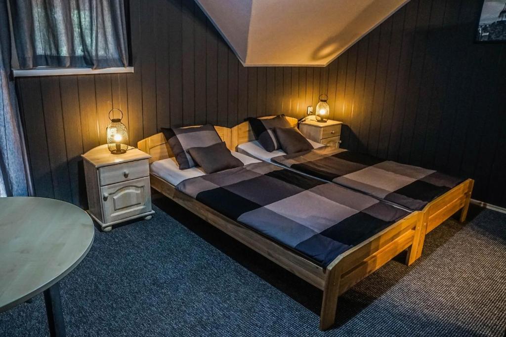 um quarto com uma cama grande e 2 mesas de cabeceira em Anna Vendégház Eger em Eger