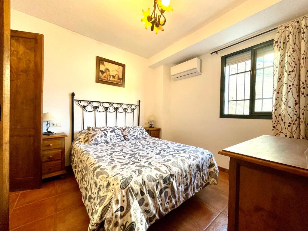 Postel nebo postele na pokoji v ubytování Apartamentos Axarquia , Frigiliana, terraza privada con vistas a la montaña rio y al mar