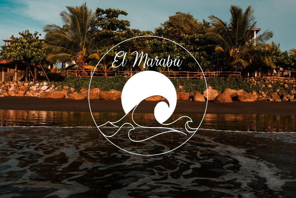 ein Schild mit dem Namen des disney Resorts in der Unterkunft El Marabu Surf Resort in Aposentillo