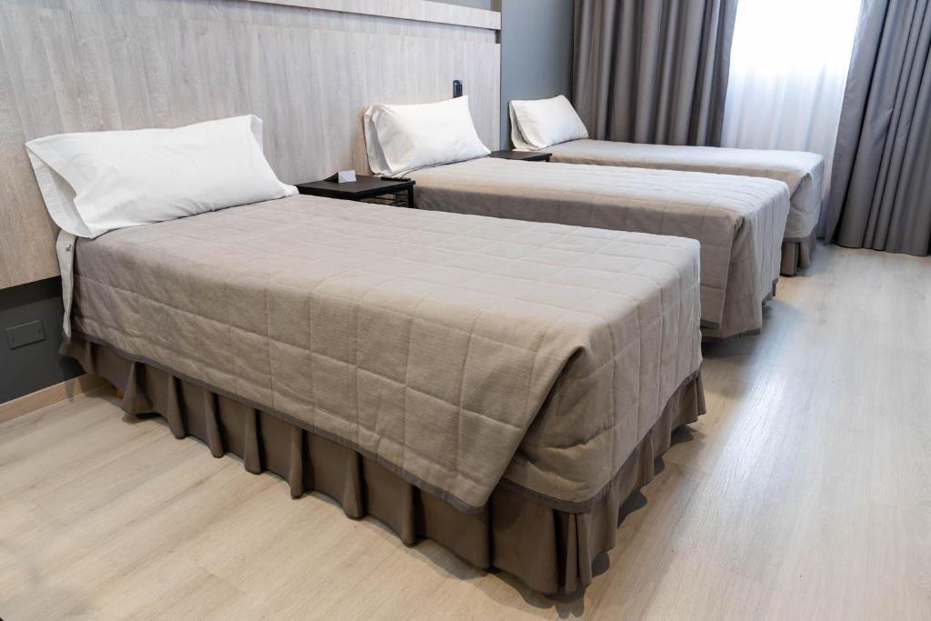 una habitación de hotel con 2 camas en una habitación en HOTEL M en Mendoza