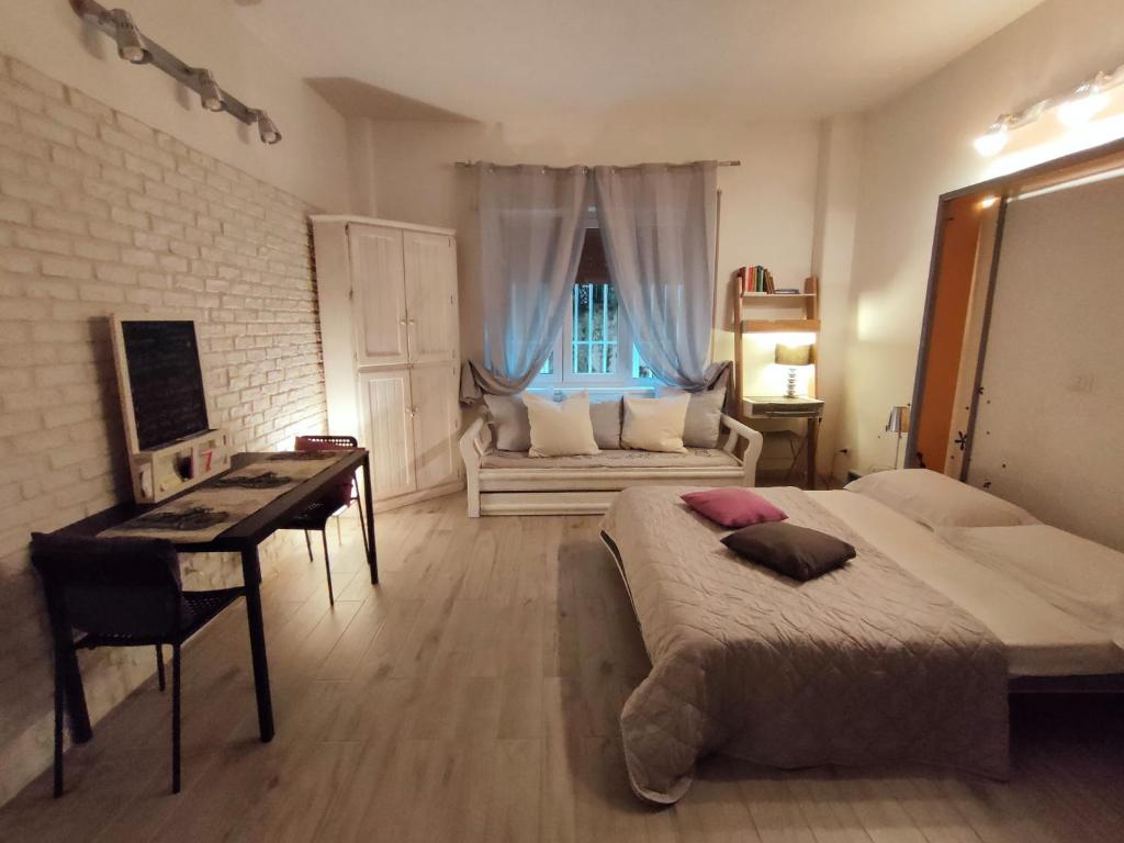 ローマにあるWhite Apartmentのベッドルーム1室(ベッド2台、テーブル、ソファ付)