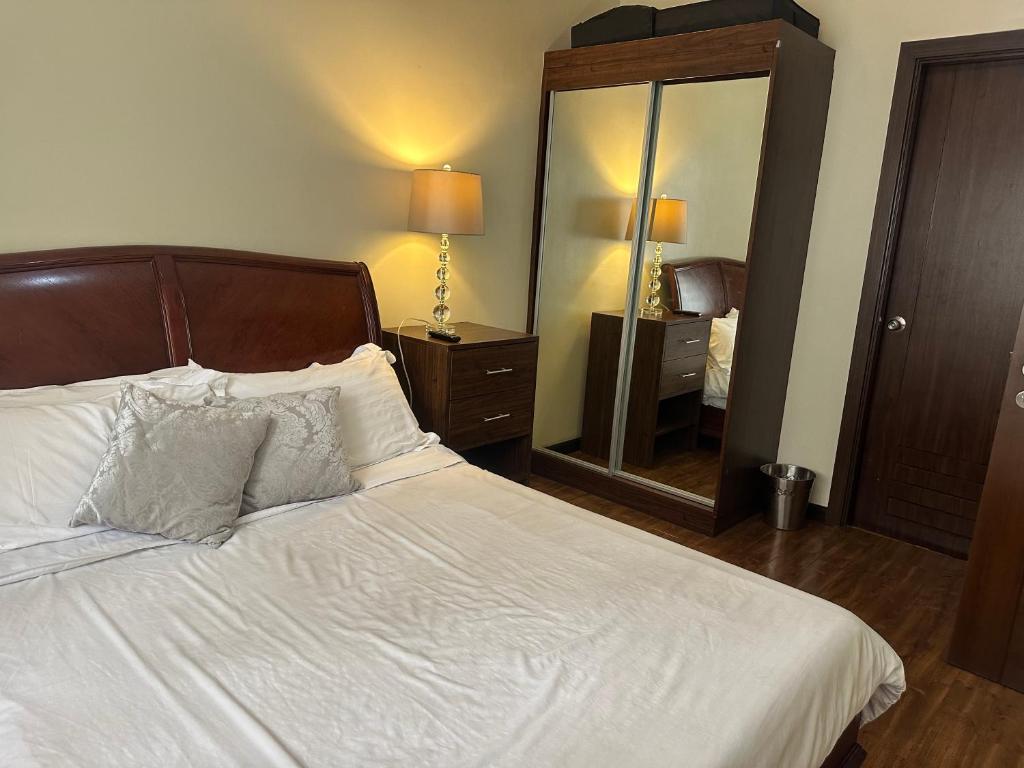 Luxury suite across SM Megamall - Appartement Met één Slaapkamer
