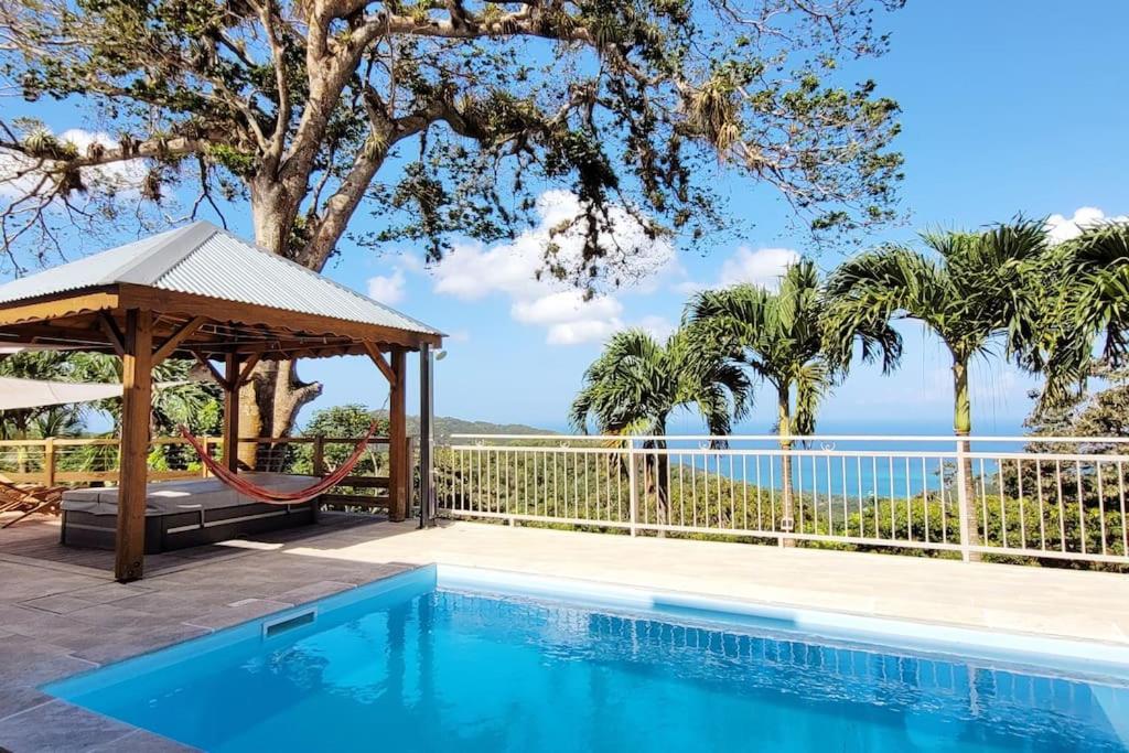 A Perle de vue - Appartement de charme Piscine & spa avec vues mer & forêt tesisinde veya buraya yakın yüzme havuzu