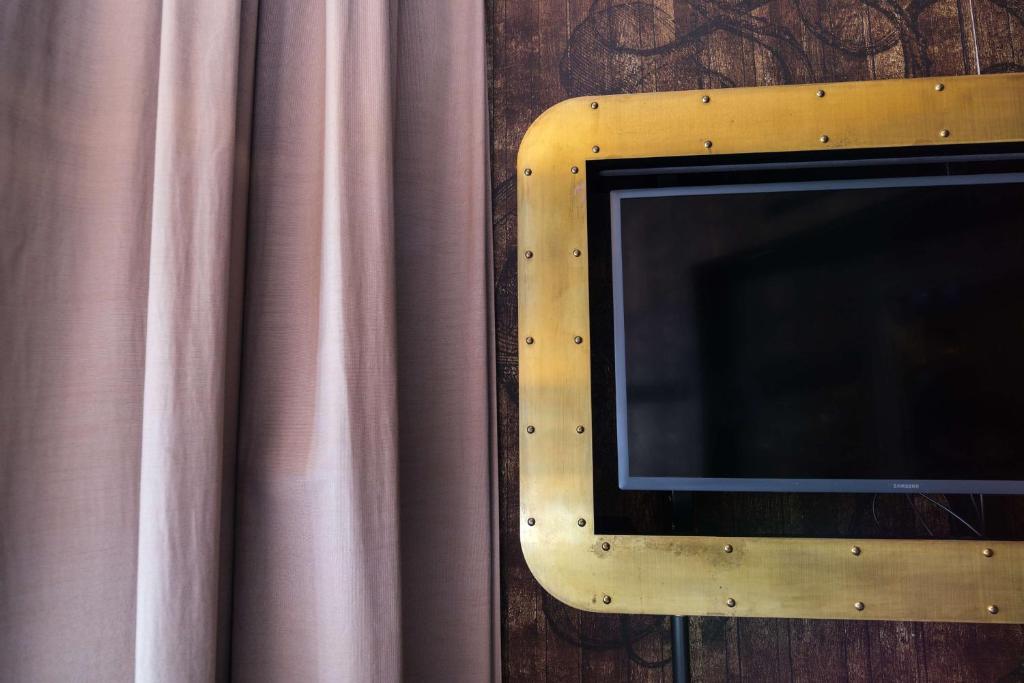 TV a/nebo společenská místnost v ubytování Stora Hotellet; BW Premier Collection