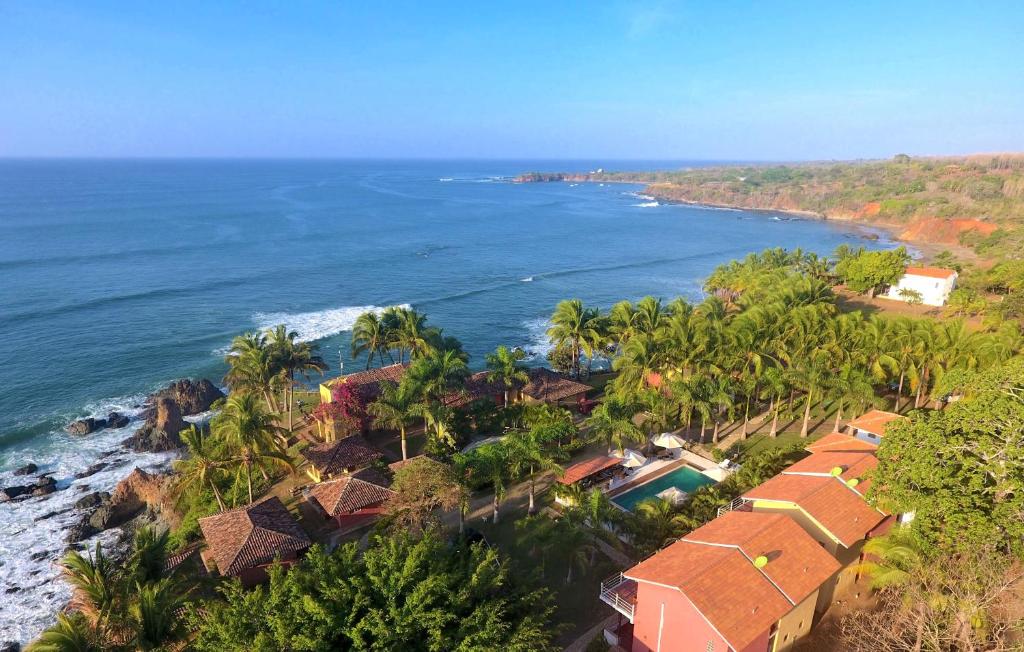 Luftblick auf ein Resort und das Meer in der Unterkunft Hotel Punta Franca in Jobal