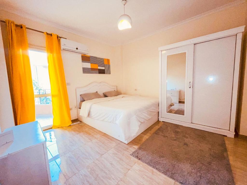 Postel nebo postele na pokoji v ubytování Modern entire apartment in the heart of Sheikh Zayed city