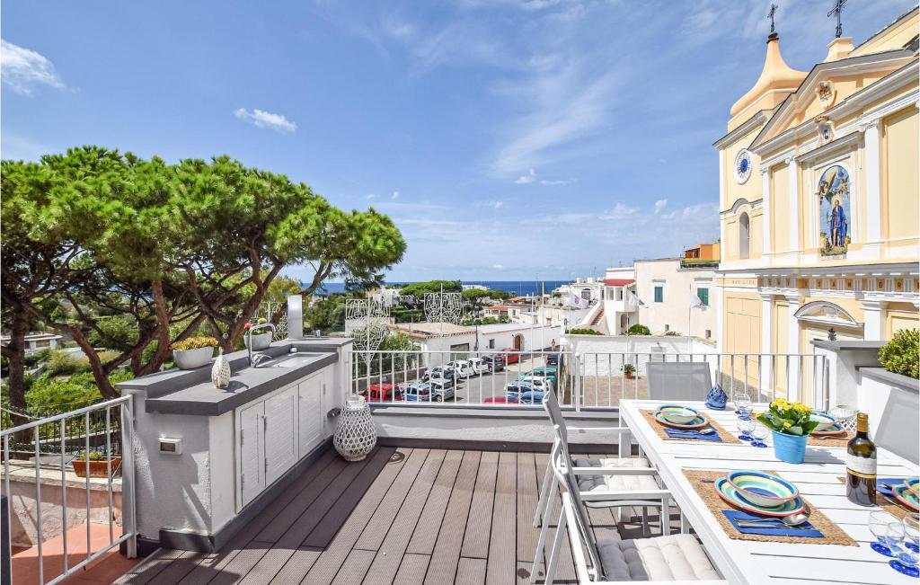 een balkon met uitzicht op de oceaan bij Beautiful Apartment In Forio With Kitchenette in Ischia