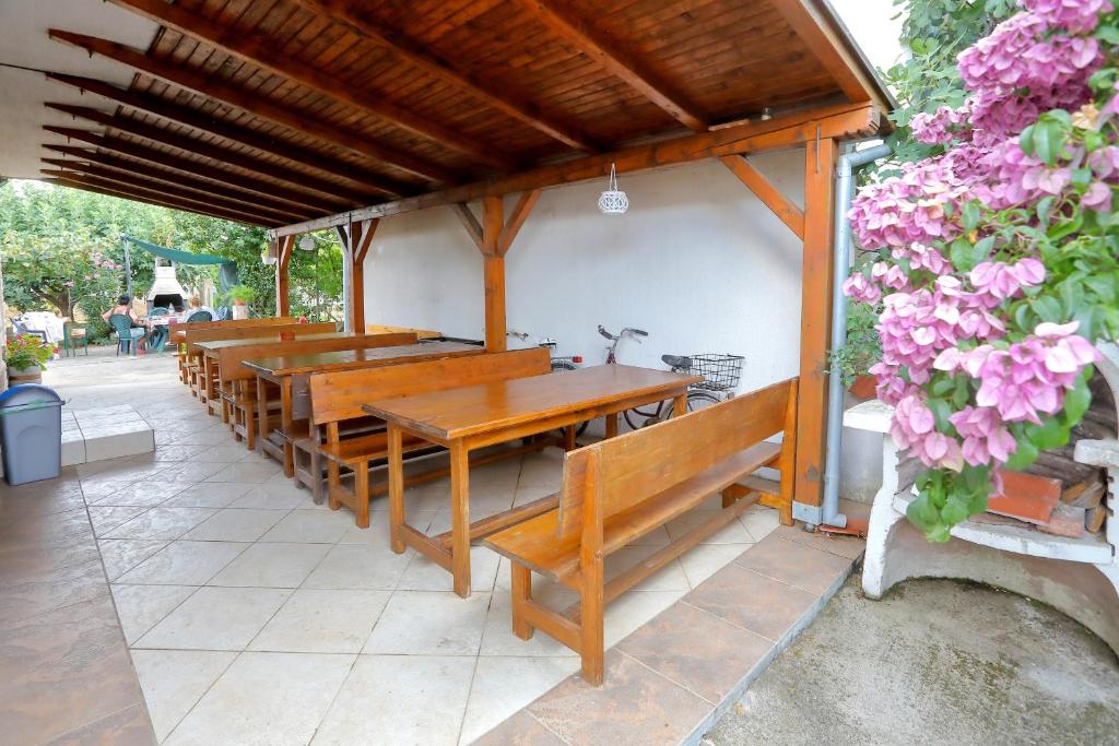 Reštaurácia alebo iné gastronomické zariadenie v ubytovaní Apartments with a parking space Bibinje, Zadar - 6160