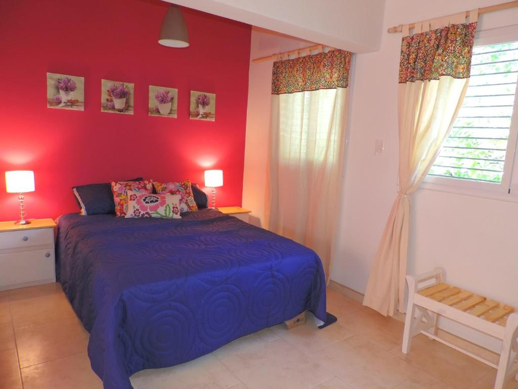 A bed or beds in a room at Del Parque Apartments