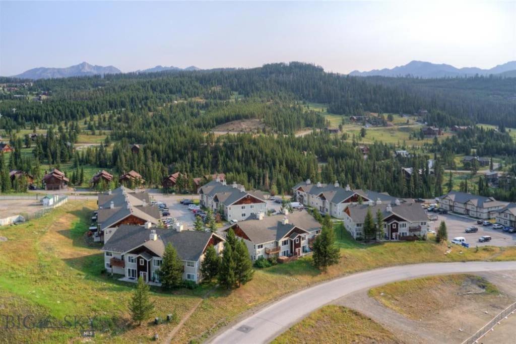 una vista aerea di una casa in una sottodivisione di Rustic 2 BR Mountain View-walk to resort a Big Sky