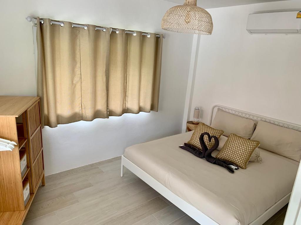 Postel nebo postele na pokoji v ubytování Sunset Lover Beach Residence