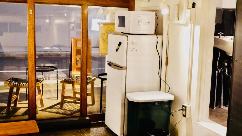 Kuchyň nebo kuchyňský kout v ubytování Hostel Chapter Two Tokyo