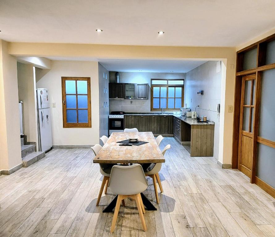 La Terraza Apartment: lujoso, amplio y ubicado en microcentro. في سان رافاييل: مطبخ كبير مع طاولة وكراسي خشبية