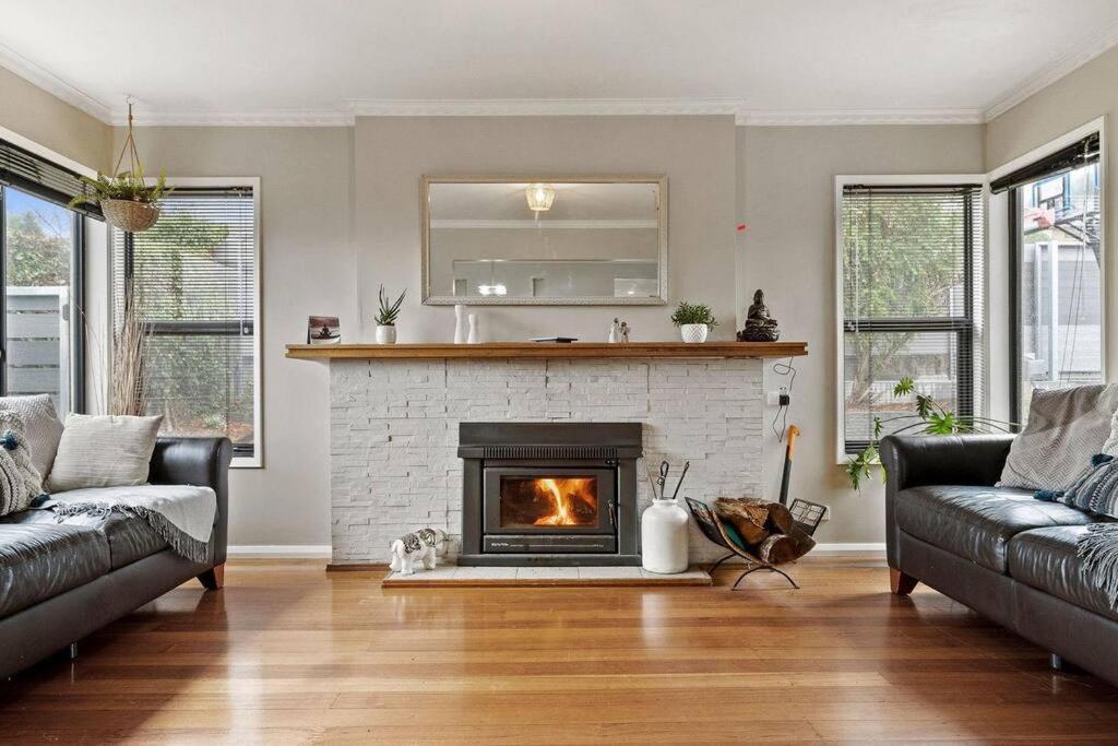 Mt View Large Home Sleeps 10 15min to CBD Airport, Hobart Updated