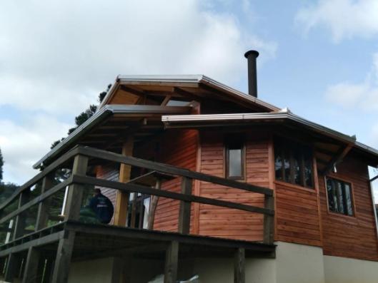 Cabanas rota da neve في أوروبيسي: منزل خشبي فوقه سقف