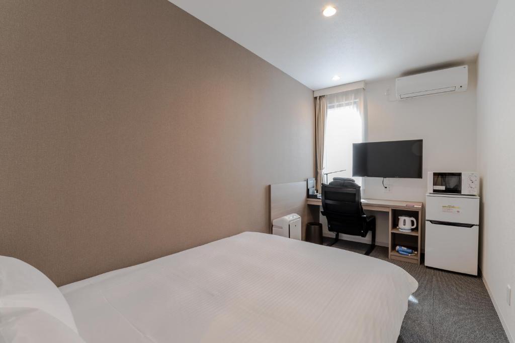 TV a/nebo společenská místnost v ubytování HOTEL R9 The Yard Sakai