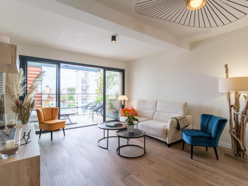 un salon avec un canapé et des chaises dans l'établissement Appartement T3 avec Balcon à Arcachon - 4 pers, Proche Plage et Commerces - FR-1-319-434, à Arcachon