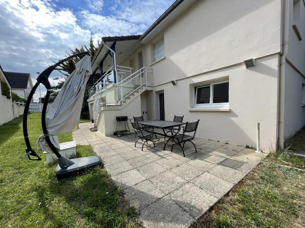 eine Terrasse mit einem Tisch und einer Rutsche in der Unterkunft Appartement Saint-Pair-sur-Mer, 3 pièces, 4 personnes - FR-1-361-455 in Saint-Pair-sur-Mer