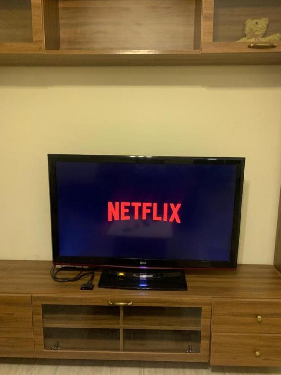 TV a/nebo společenská místnost v ubytování Modern entire apartment in the heart of Sheikh Zayed city