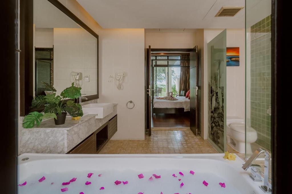 Borneo Beach Villas & Suites - 2 Bedrooms Sea Front Pool Villa