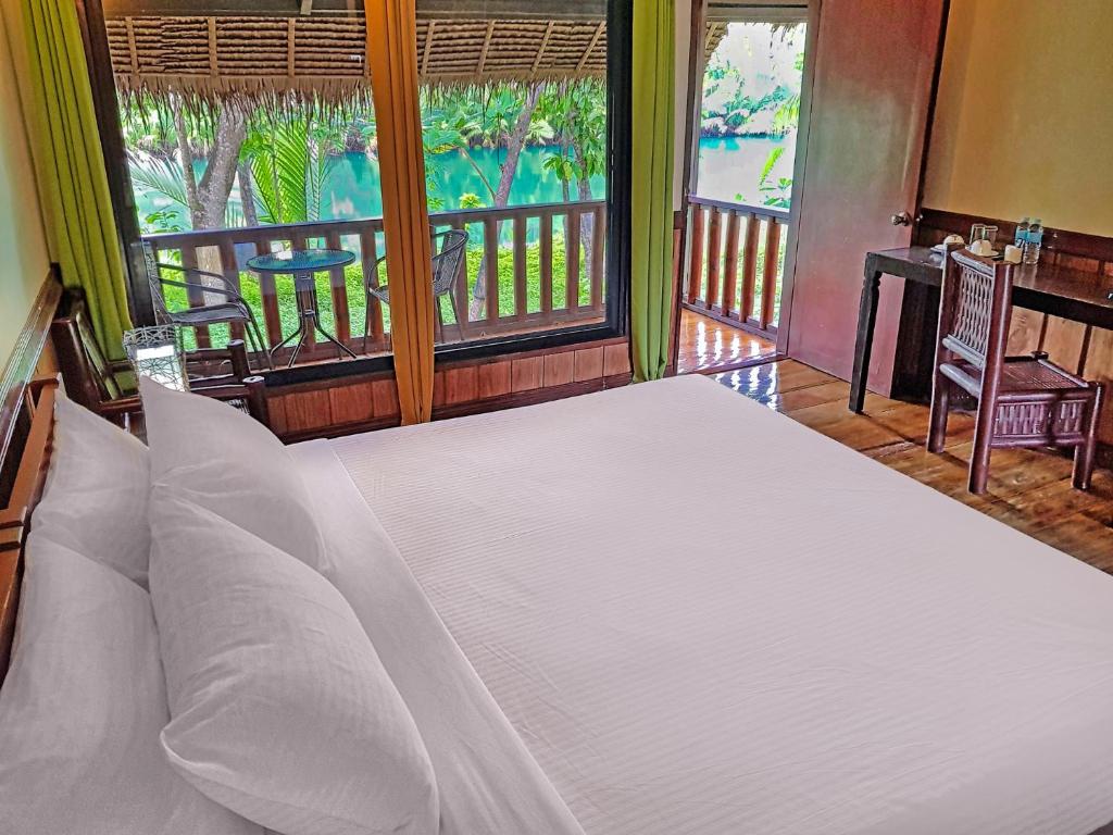 Postel nebo postele na pokoji v ubytování Loboc River Resort