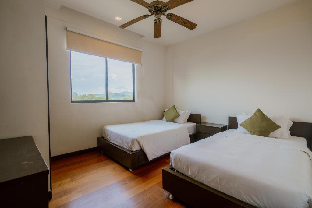 Postel nebo postele na pokoji v ubytování Borneo Beach Villa & Suite