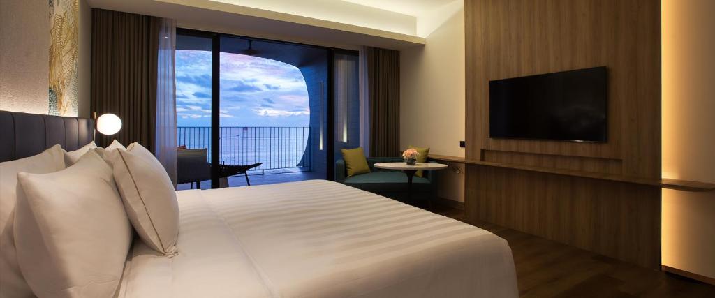 Postel nebo postele na pokoji v ubytování PARKROYAL Langkawi Resort