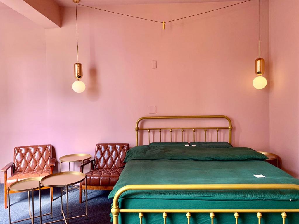 Ένα ή περισσότερα κρεβάτια σε δωμάτιο στο House Inn House