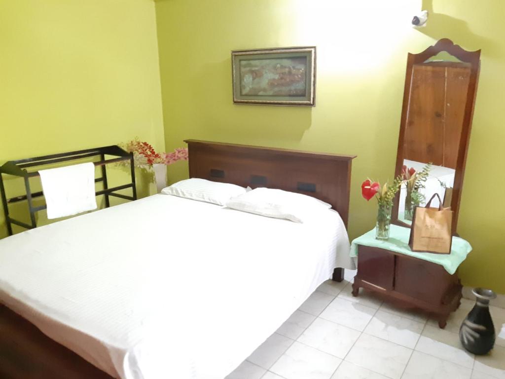 Postel nebo postele na pokoji v ubytování Hellen homestay