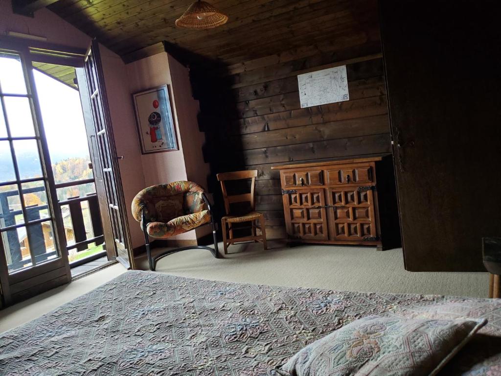 Postel nebo postele na pokoji v ubytování Chalet à Cordon face à la chaîne du Mont Blanc